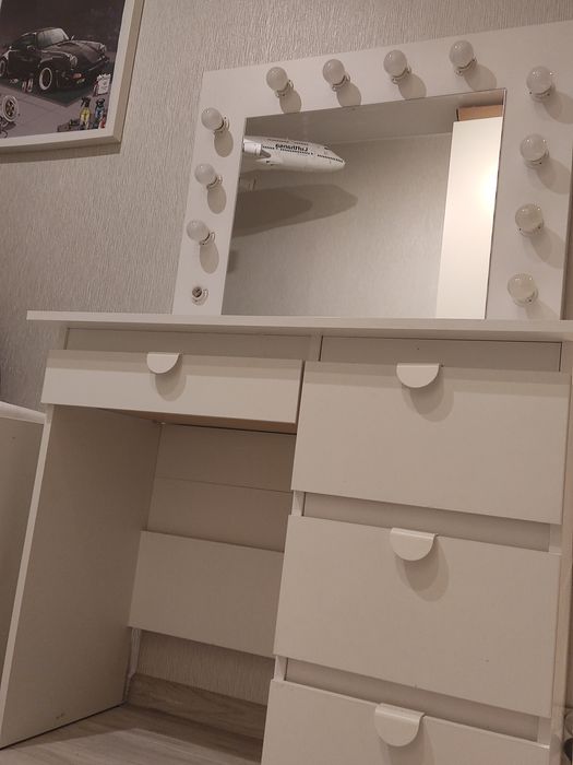 Toaletka do makijażu , biurko z lustrem i oświetleniem