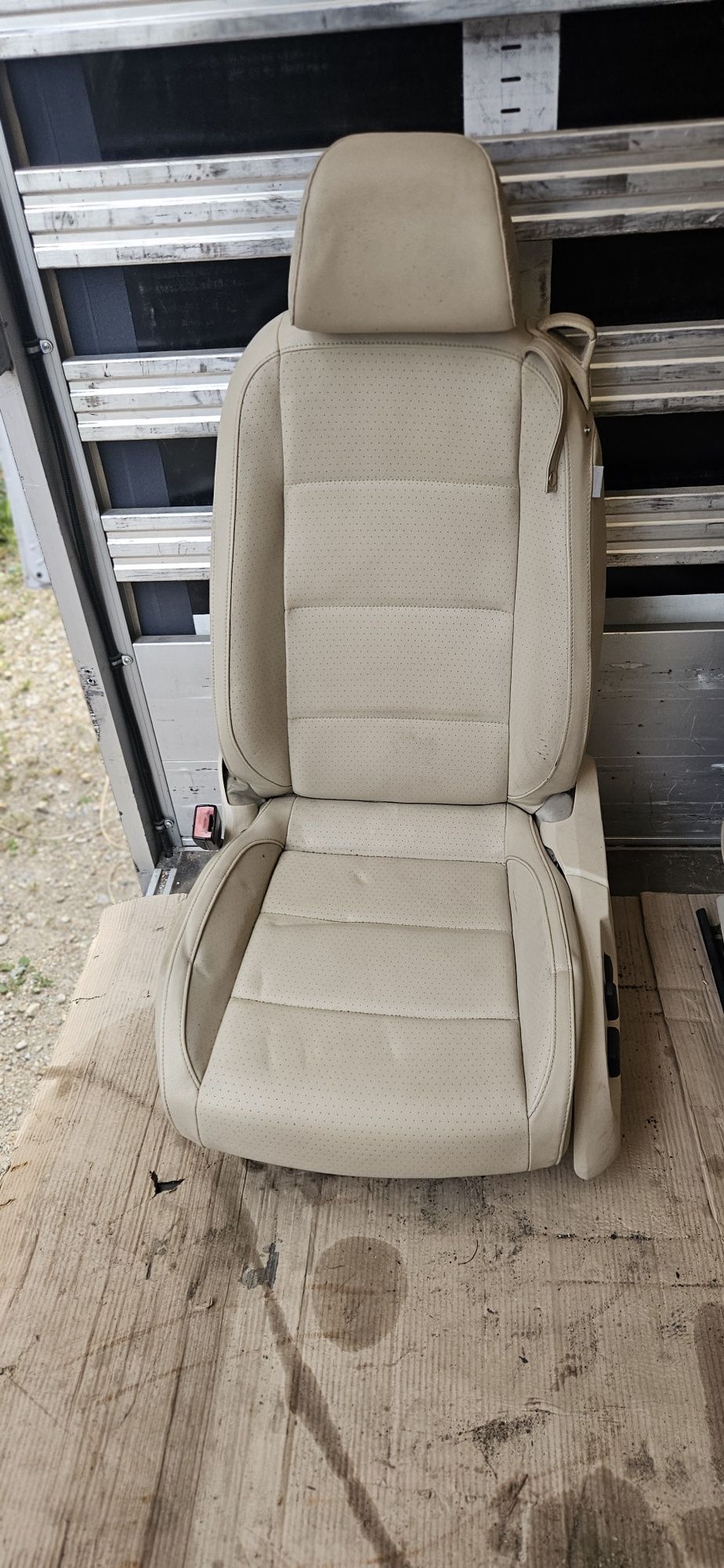 VW Eos 2007 Cabrio fotele siedzenia fotel kanapa przod tył skóra