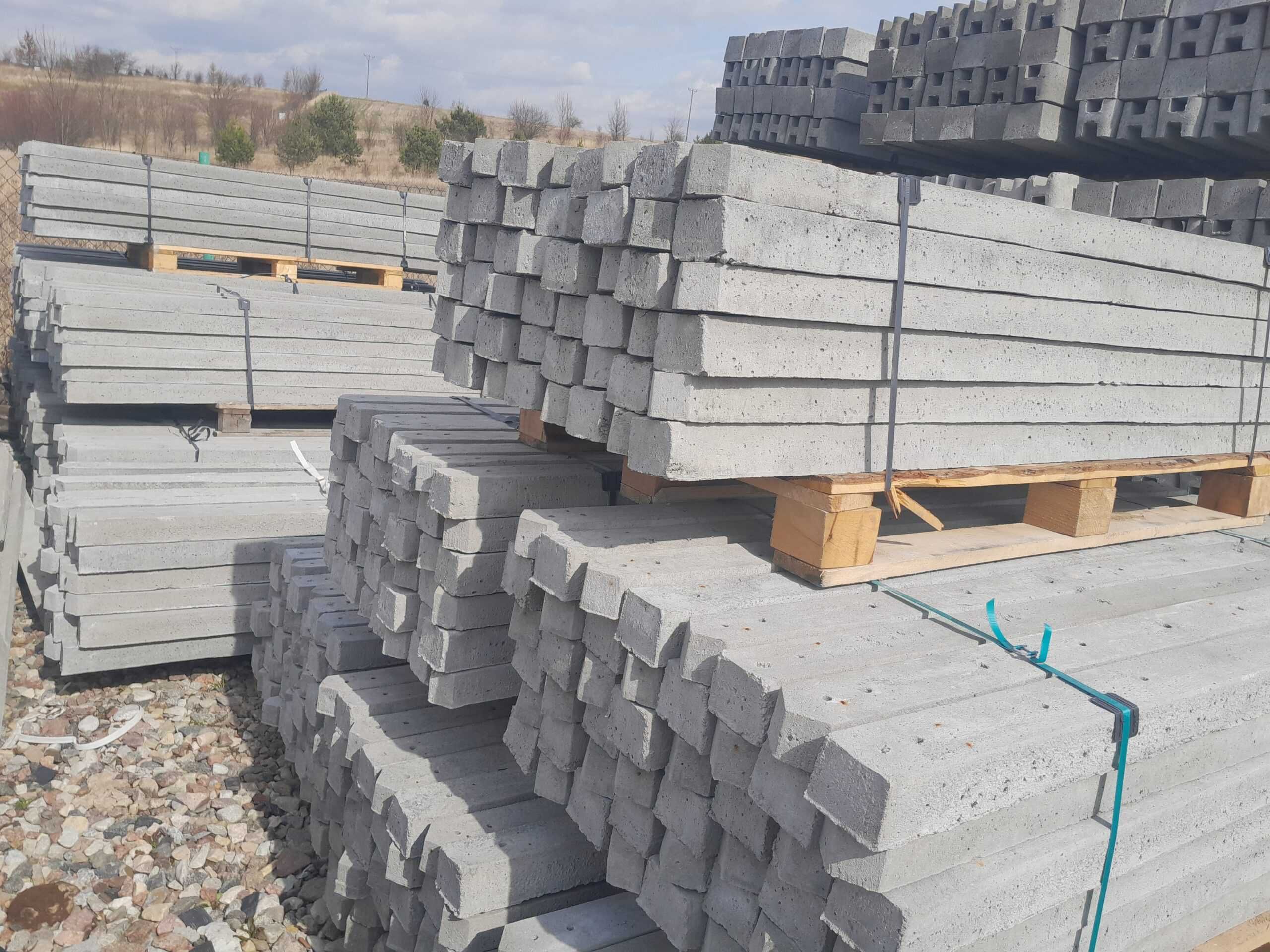 Betonowe słupki ogrodzeniowe – ogrodzenia, solidne, różne długości