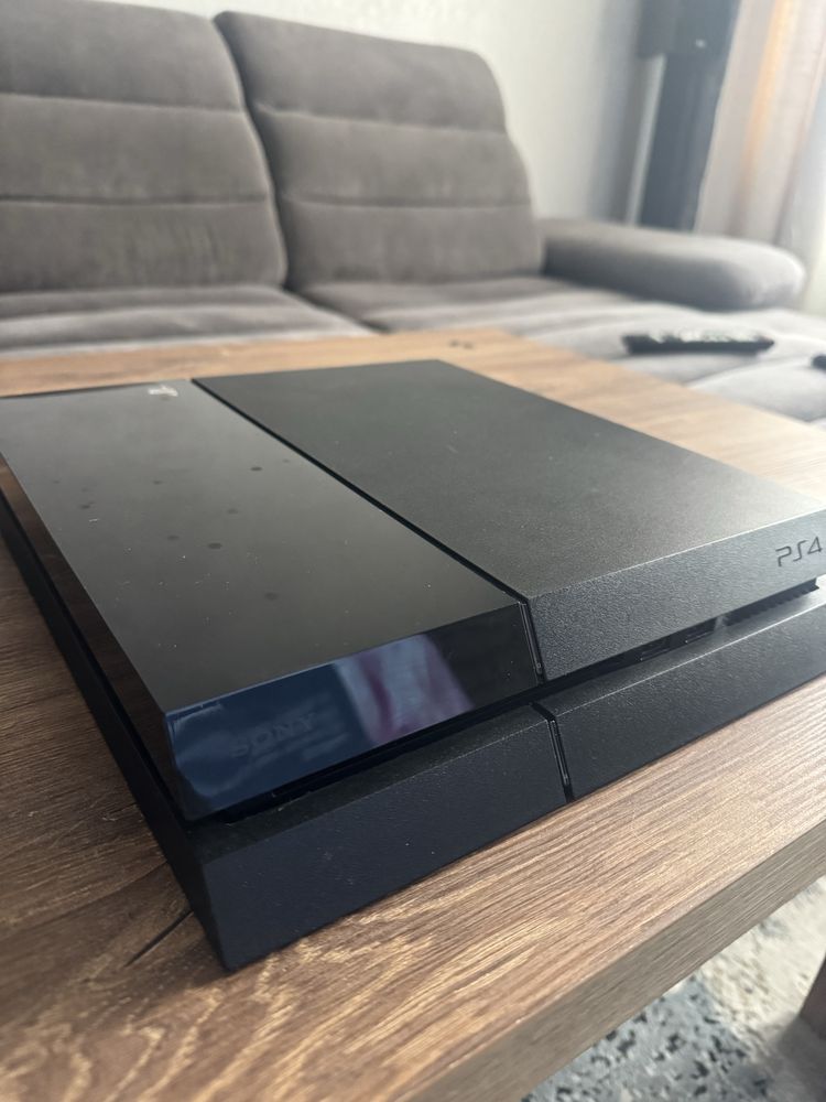 Продам ігрову приставку Sony PS4