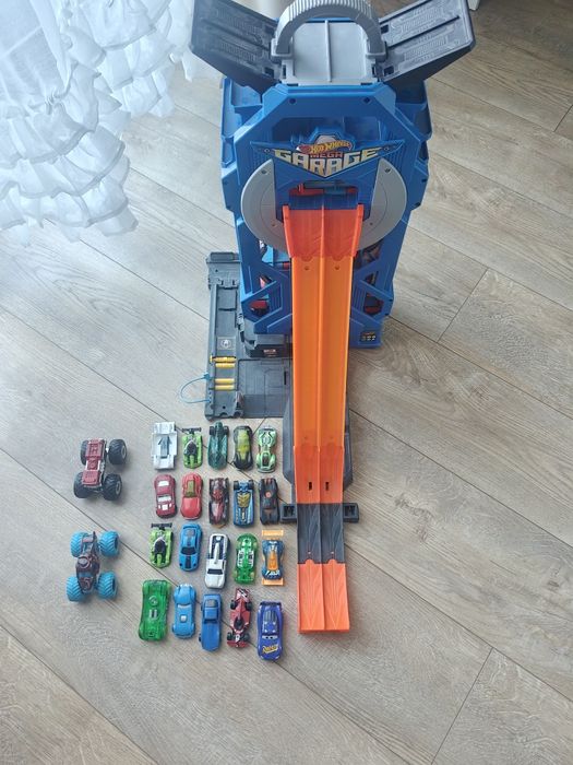 Hot wheels mega garaż, 22 autka