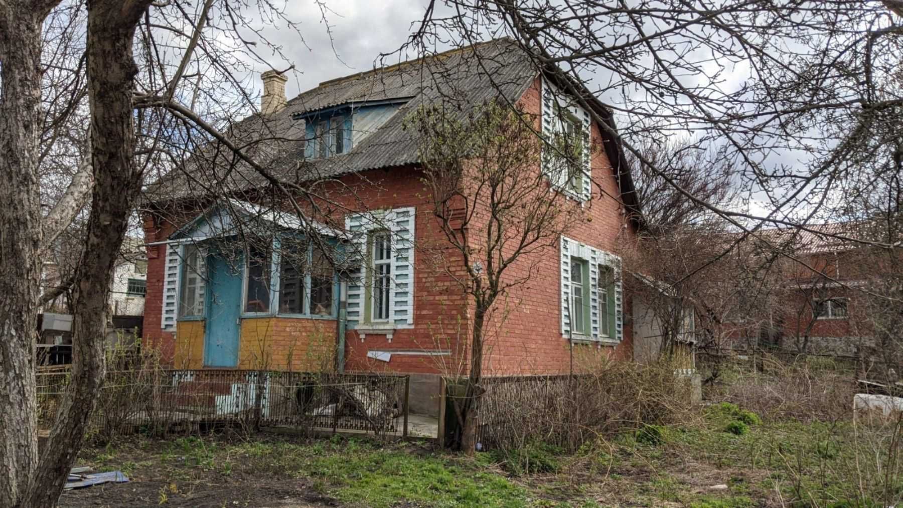 Продається садиба в центрі міста біля річки