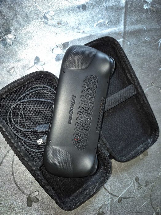 Портативна приставка Retroid pocket 5