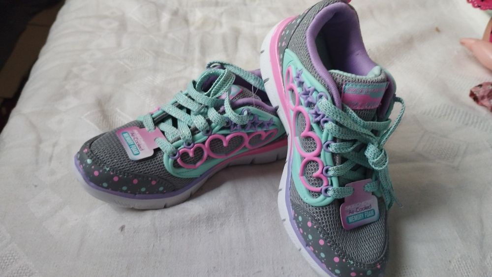 Продам новые кроссовки Sketchers на девочку