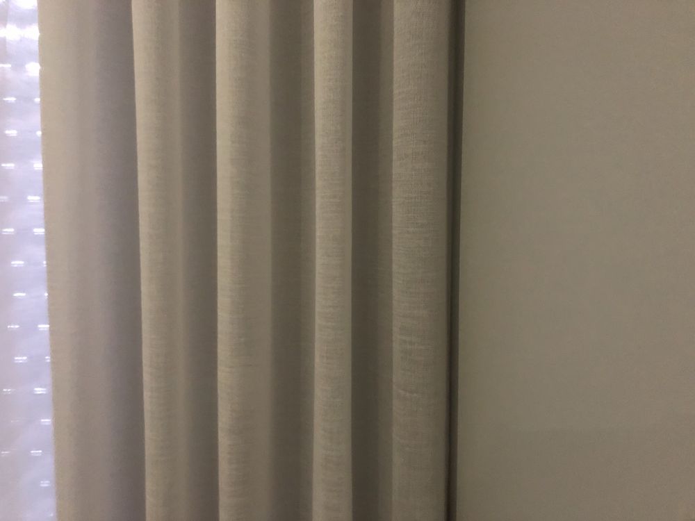 Cortinas de onda colocadas em calha no teto ou suporte de patede