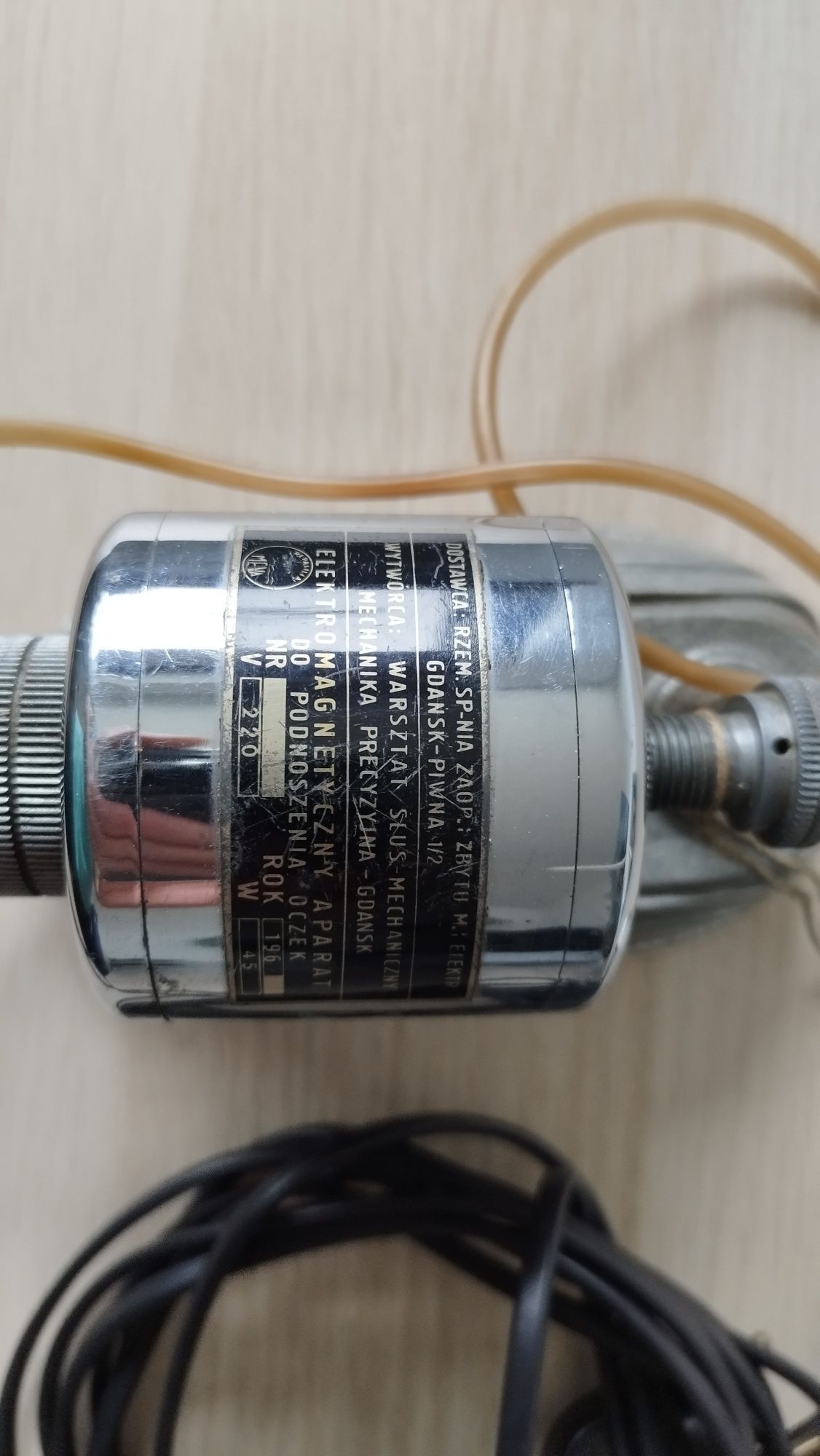 Elektromagnetyczny aparat do podnoszenia oczek, kolekcja PRL.
Stan wiz