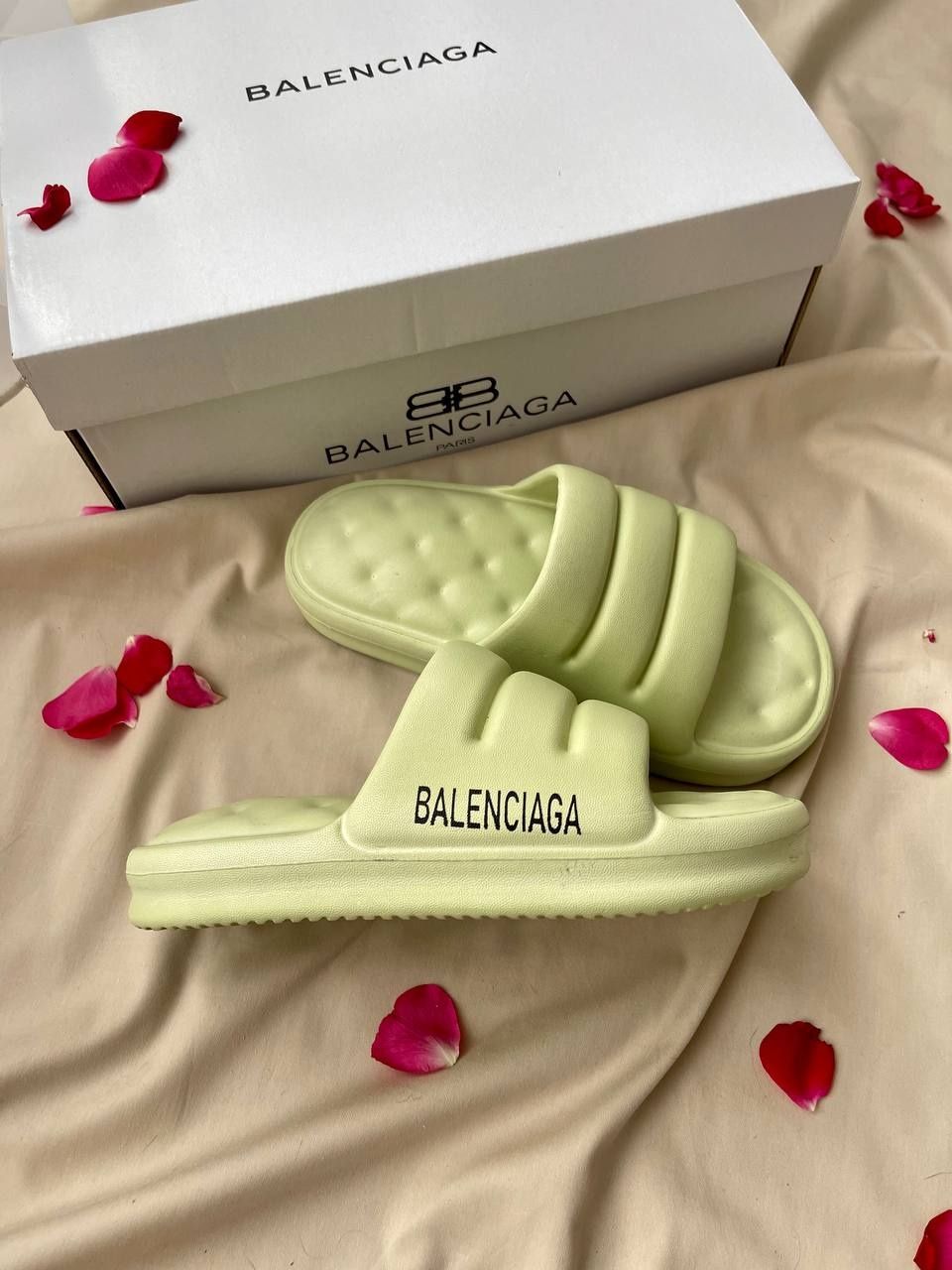 Жіночі шльопанці Balenciaga Puffy Slides ‘Olive’