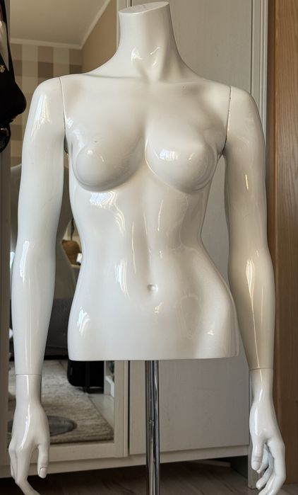 Manekin wystawowy damski