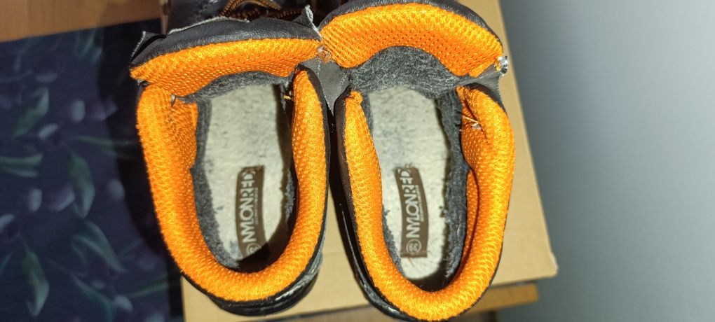 Buty robocze twardy przód w rozmiarze 38