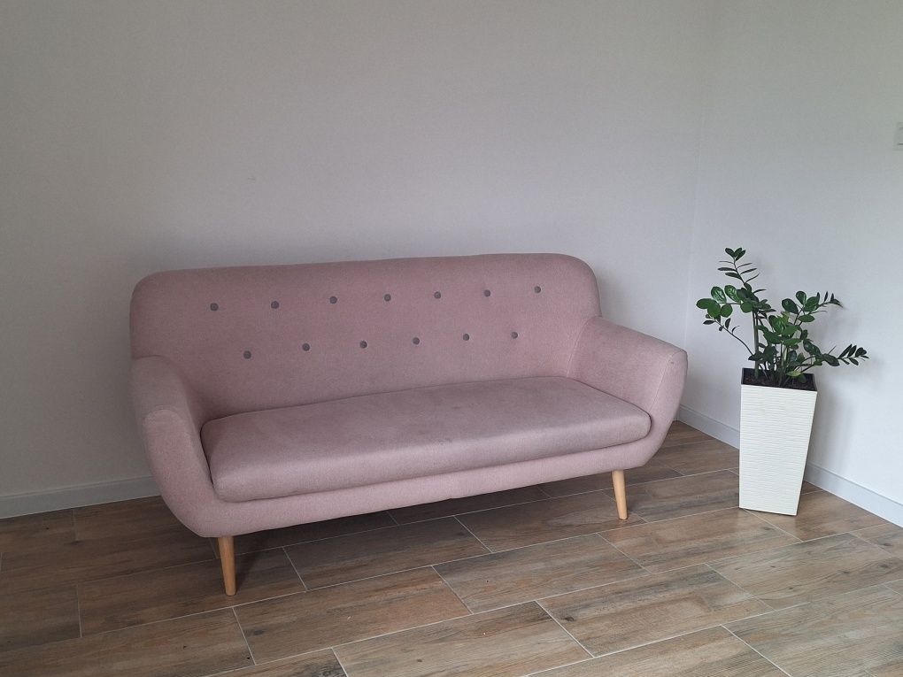 Piękna sofa w kolorze brudnego rożu