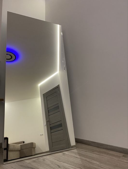 Безрамне дзеркало з ніжкою. Велике підлогове дзеркало без рами