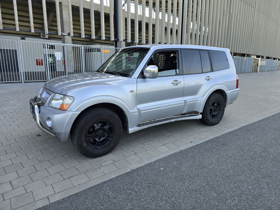 Pajero 3,2 diesel Rally Art  7 osób automat hak 3,3t