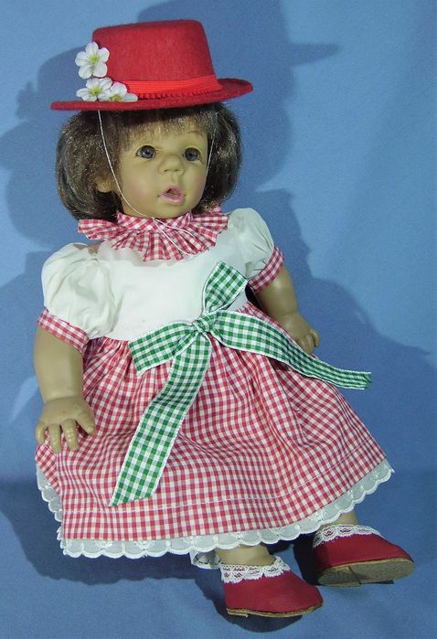 Лялька кукла дівчинка в червоному капелюшку характерна іспанська взута