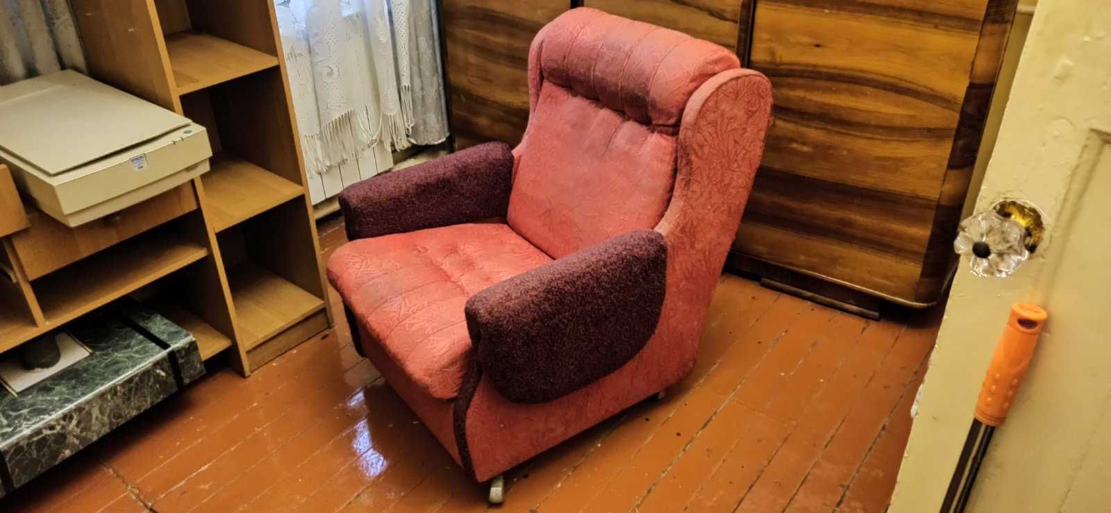 Продам 2 крісла в доброму стані для вітальні!!!