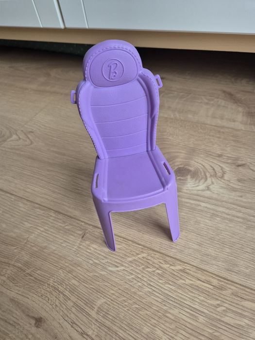 Krzesło krzesełko dla lalki Barbie i gratis zabawka używana