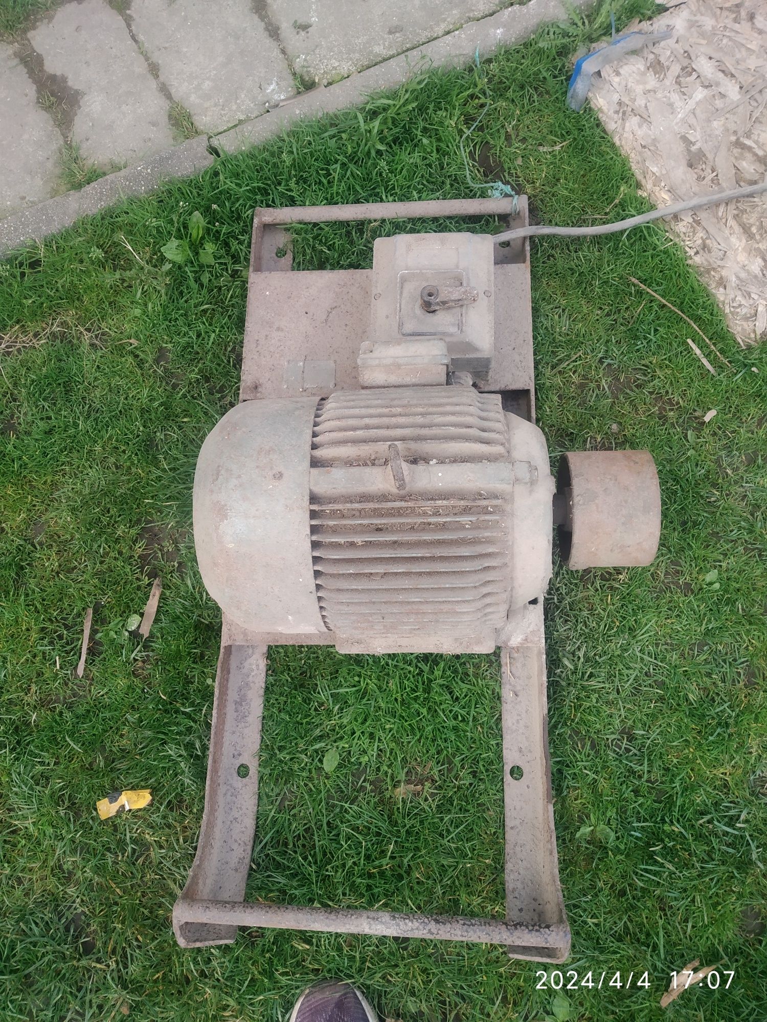 Sprzedam Sil5nik5Kw siłowy do trajzegi z kablem ma 19.20m i z pasem r