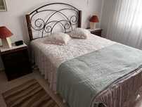 Quarto com cama em ferro