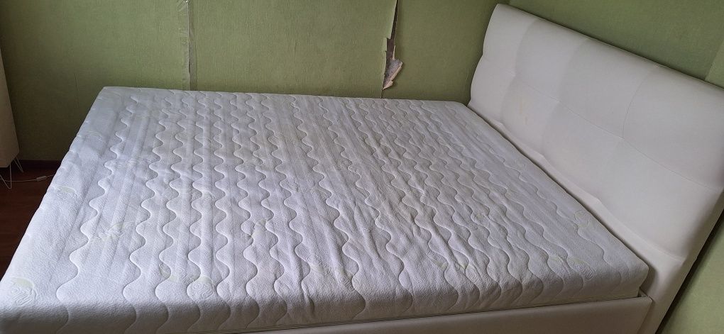 Łóżko łoże z materacem