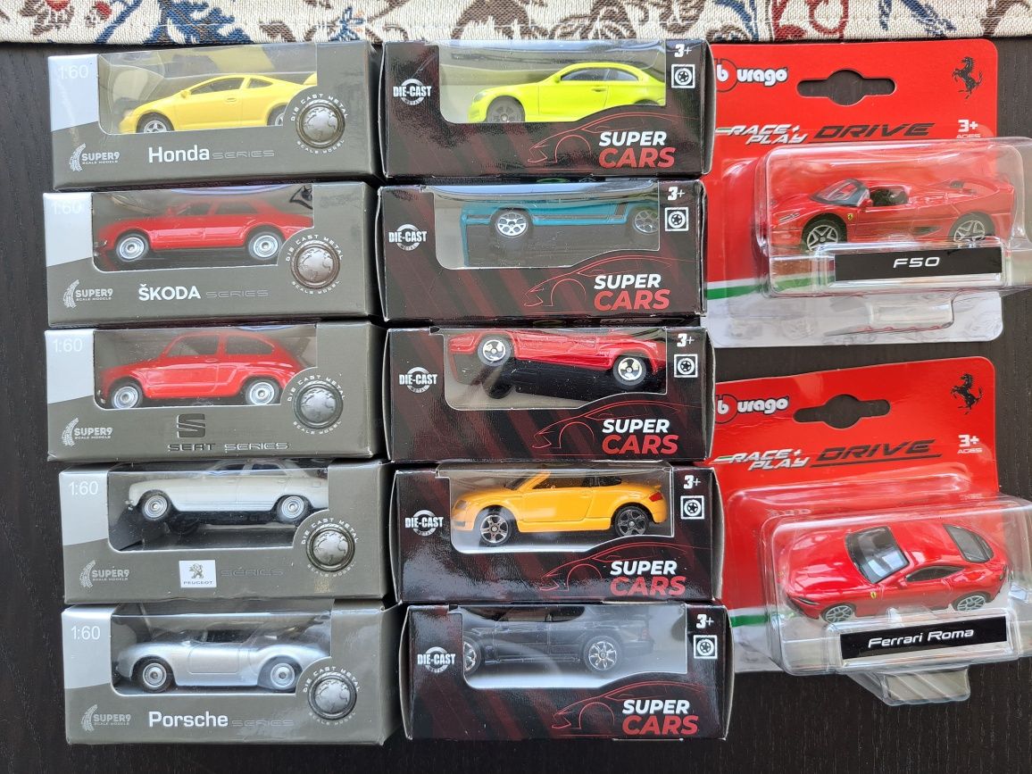 São 12 carrinhos miniatura