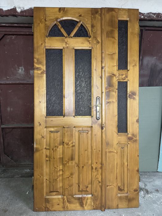 Двері деревяні в гарному збереженому стані