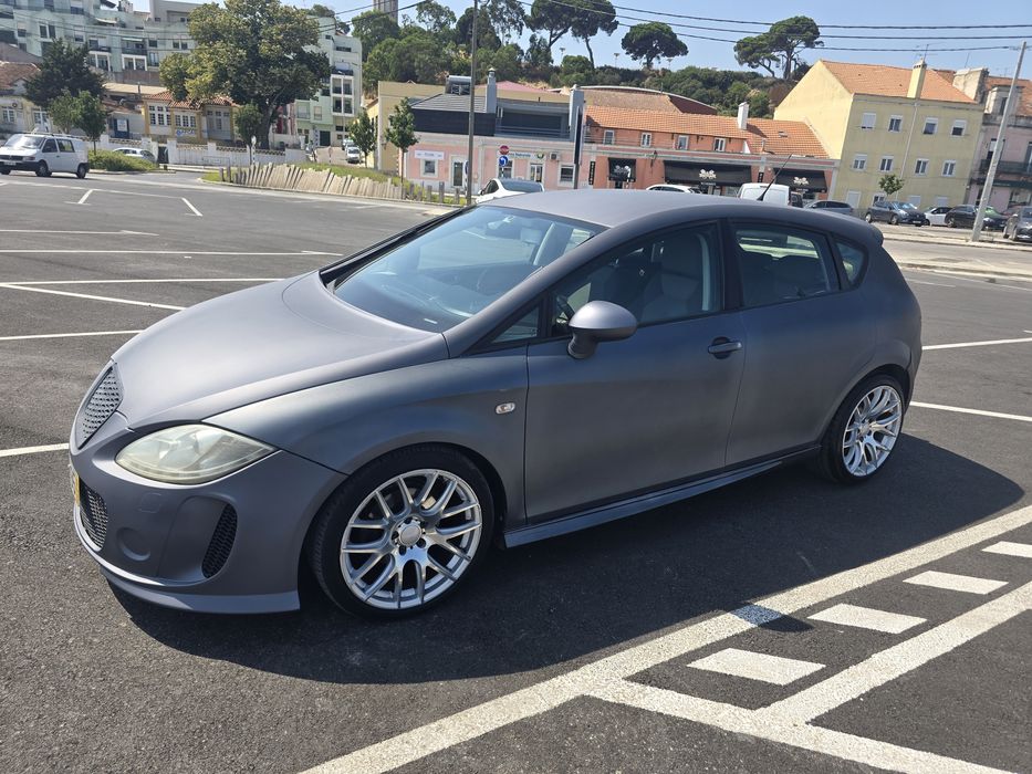 Seat Leon cinzento
