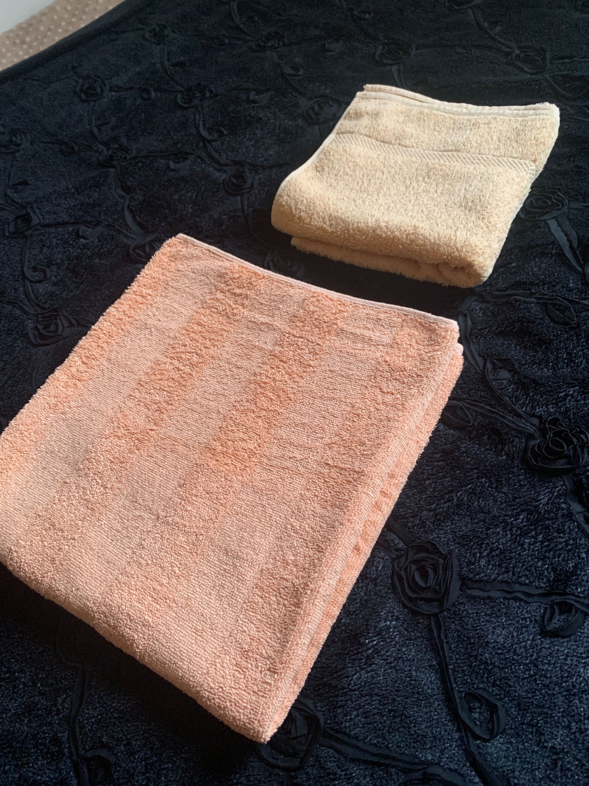 Dwa ręczniki  w tonacji beżu 130x70 i 95x45