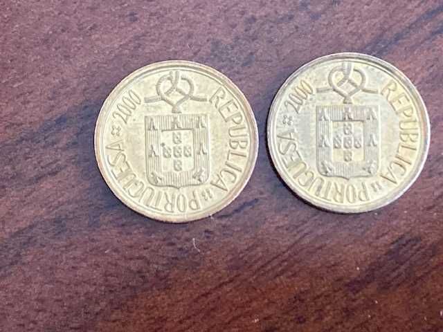 6 moedas de 1 escudo, latão níquel, módulo menor; oferta de 2 moedas