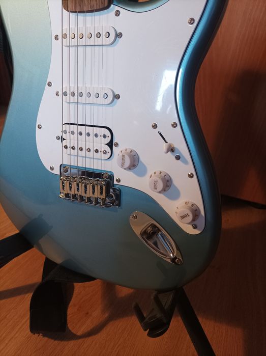 Guitarra Fender Squier Strat Aff + Fender FE920 + Sup K&M 17685 (NOVO)