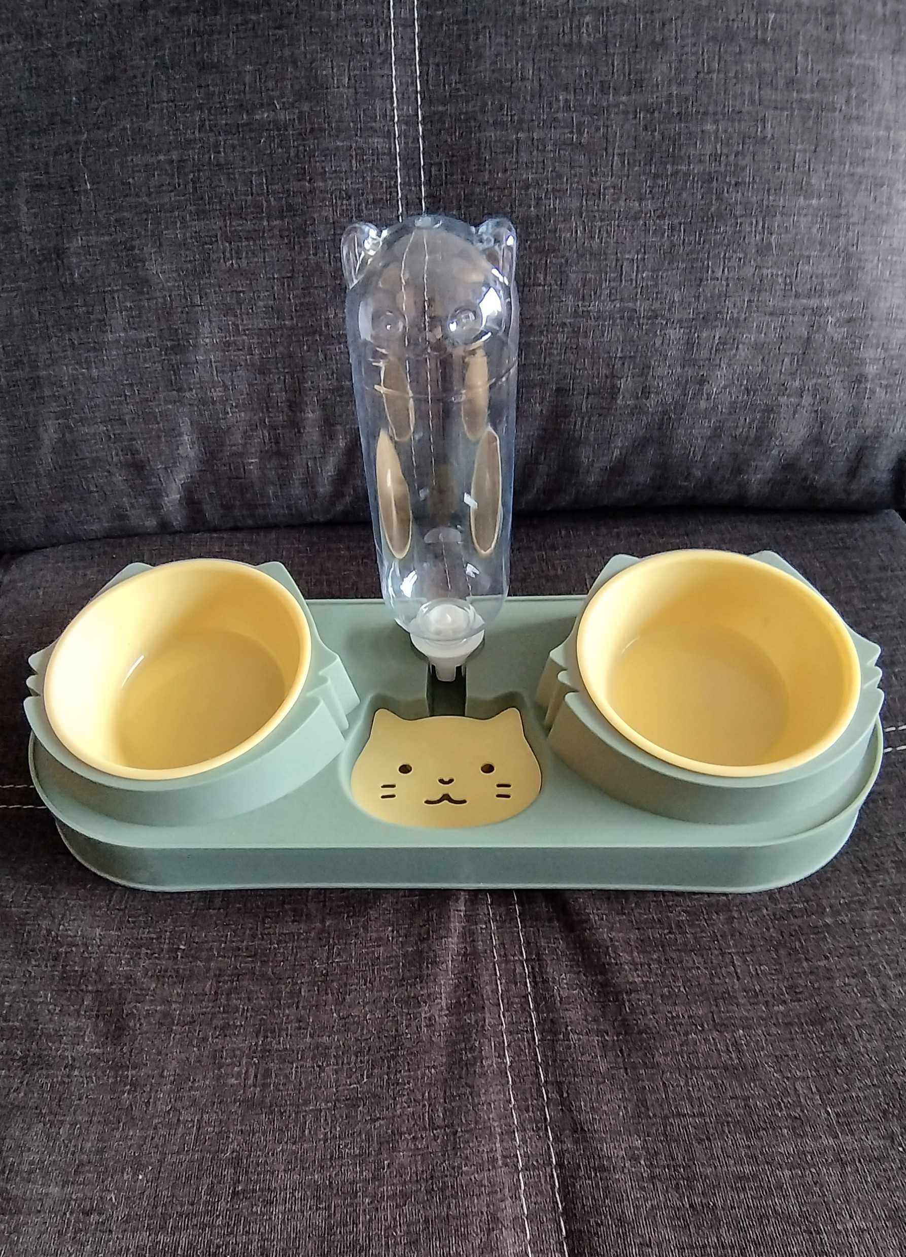 Comedor para gatos com dispensador de água.