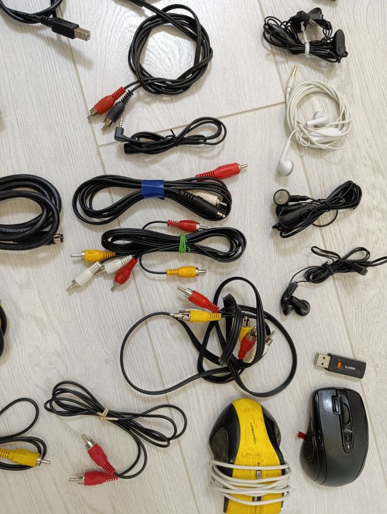 Кабели разные аудио  наушники hdmi блоки питания