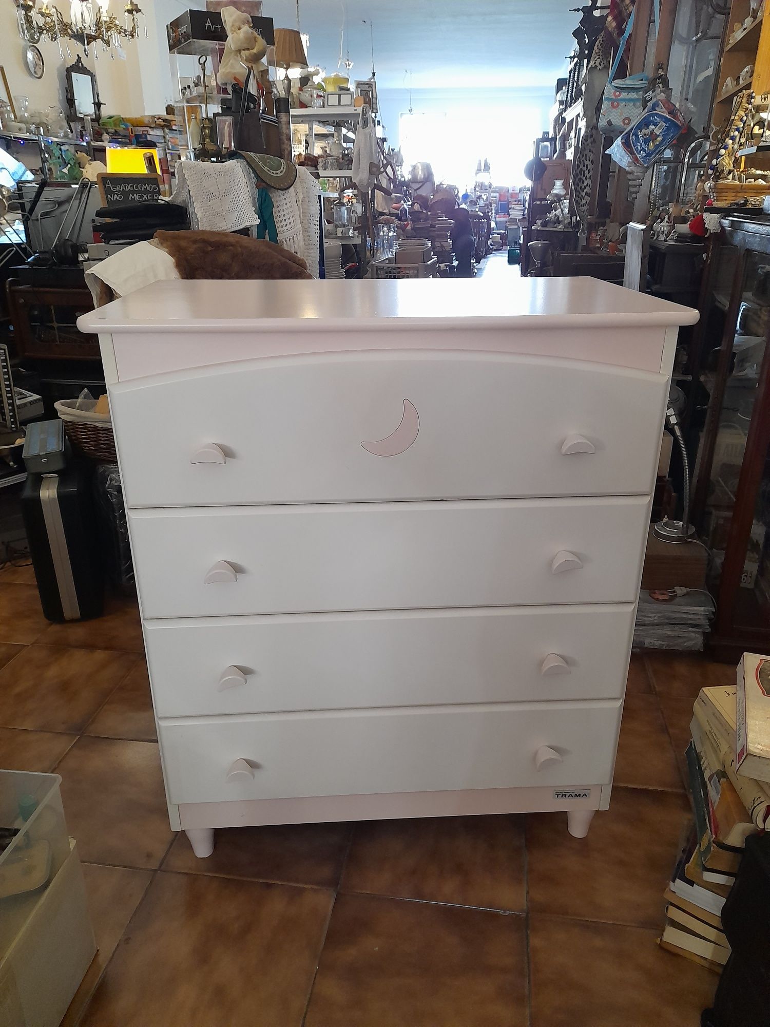 Cómoda Lacada de branco com rosa claro, móvel com gavetas-quarto jovem