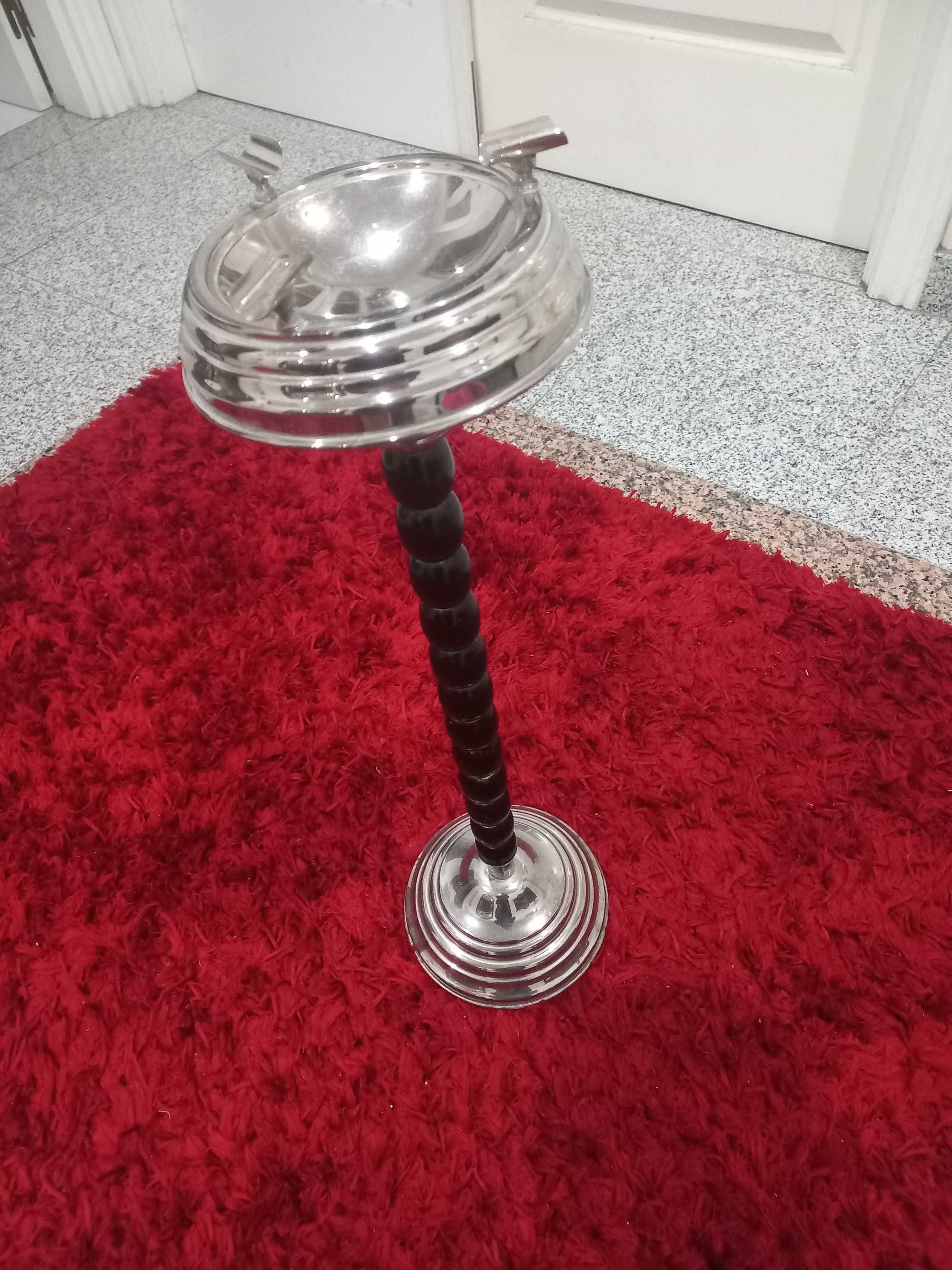 Cinzeiro  de pé alto  em inox,com pé  em madeira