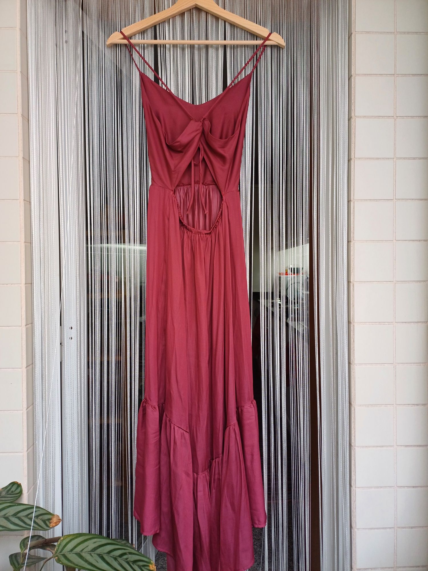 Lindo vestido comprido bordeaux, com belo entrançado nas costas (S)