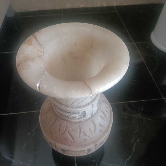 Jarro de mármore trabalhada há mão