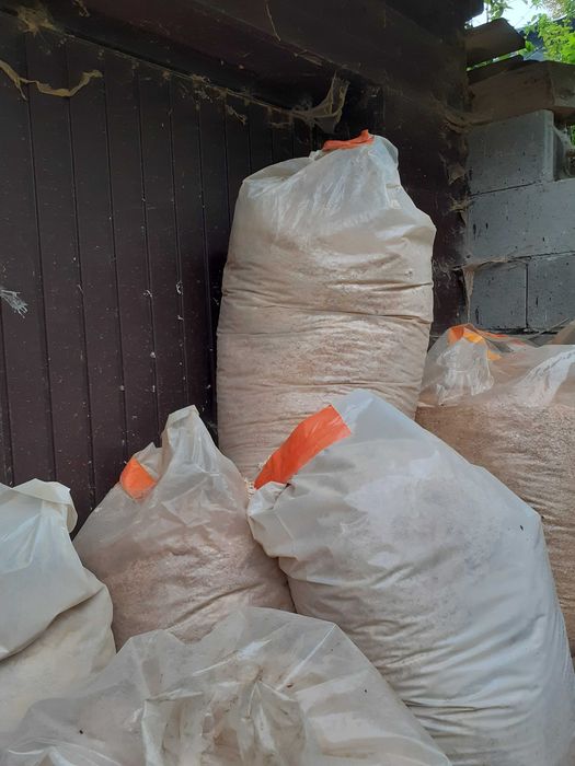 Trociny wióry ze stolarni suche