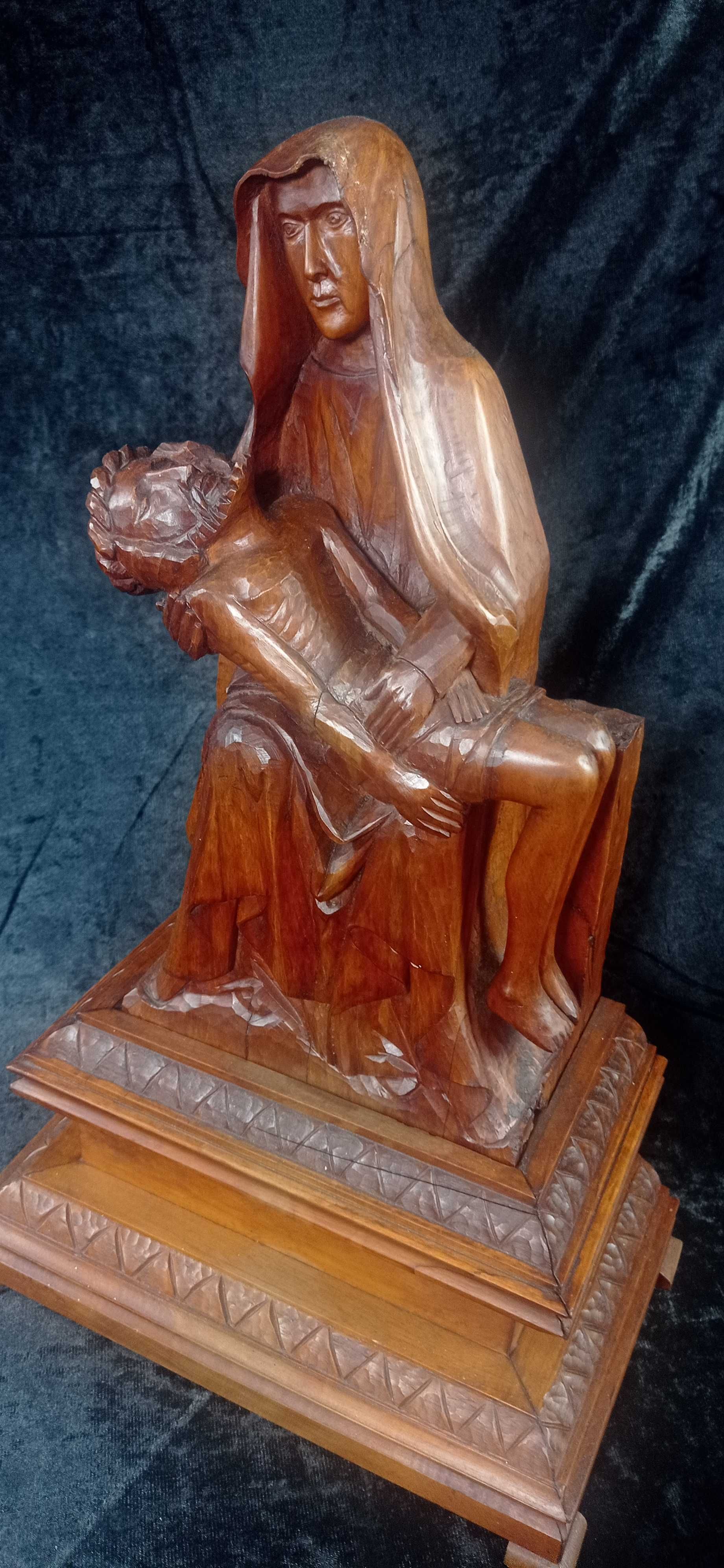 Pieta duża rzeźba przedstawiająca Matkę Boską z synem bożym