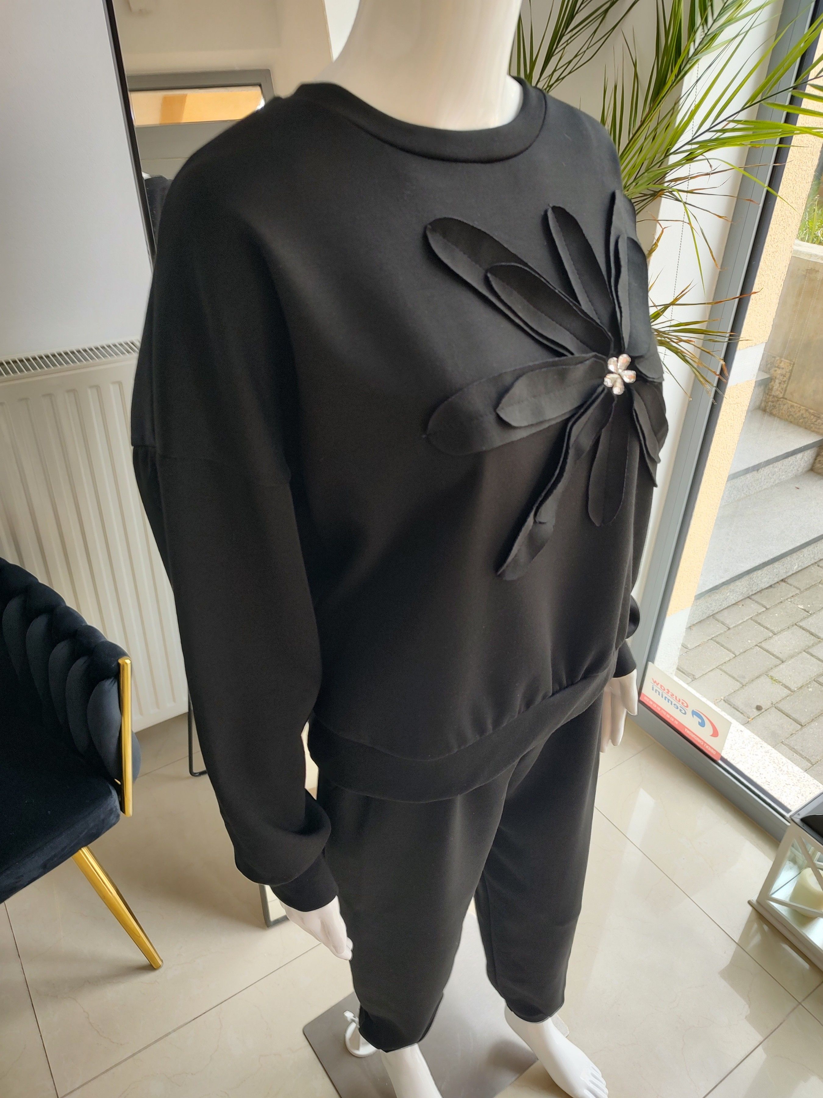 Masełkowy dres z kwiatkiem - czarny One size