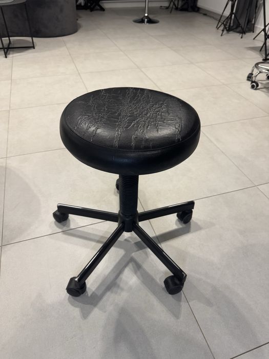 Стілець на колесах