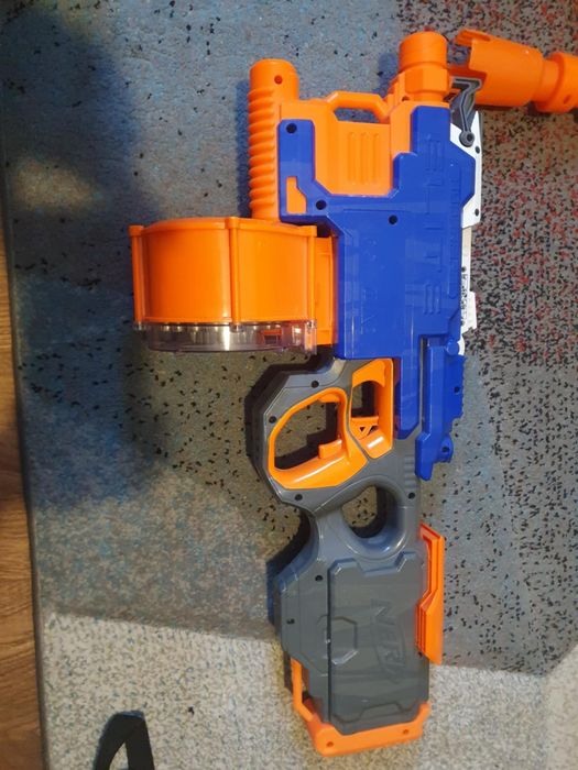 NERF Zestaw czterech kultowych wyrzutni + akcesoria do zabawy
