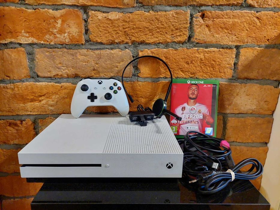 Konsola Microsoft XBOX ONE S 1TB 1681 napęd PAD gry FIFA słucha plomba