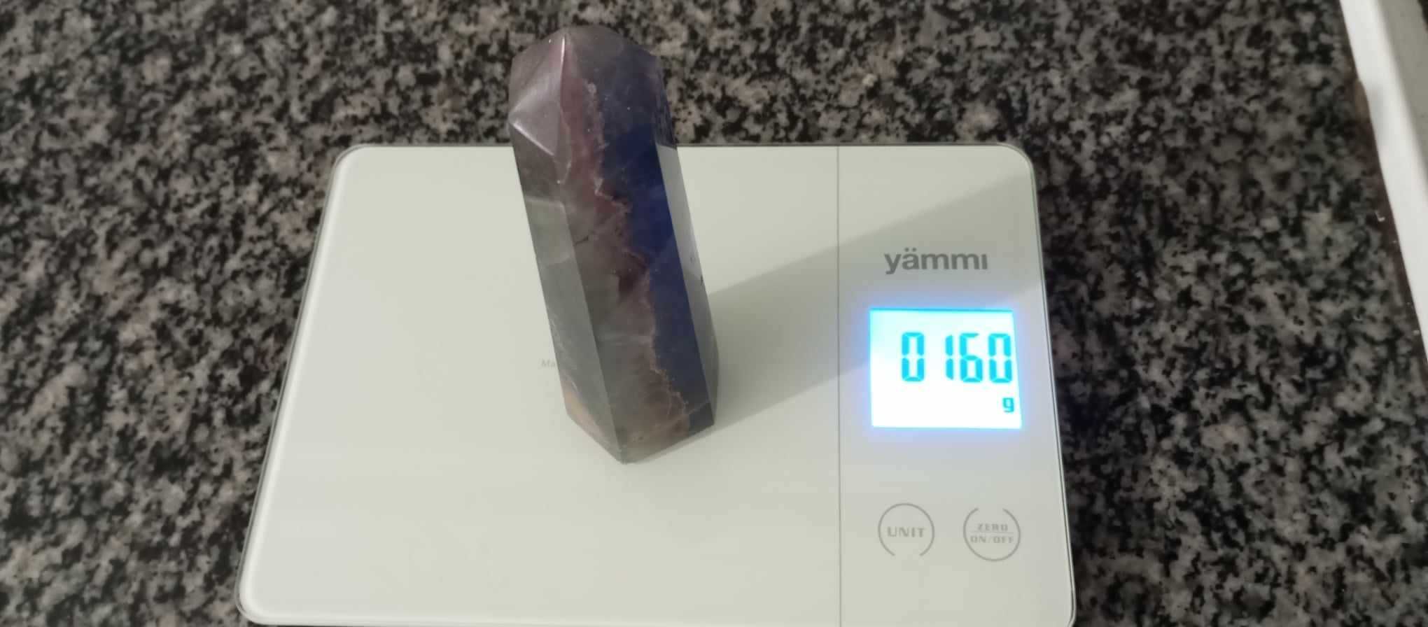 Cristal quartzo verde, em forma de obelisco.