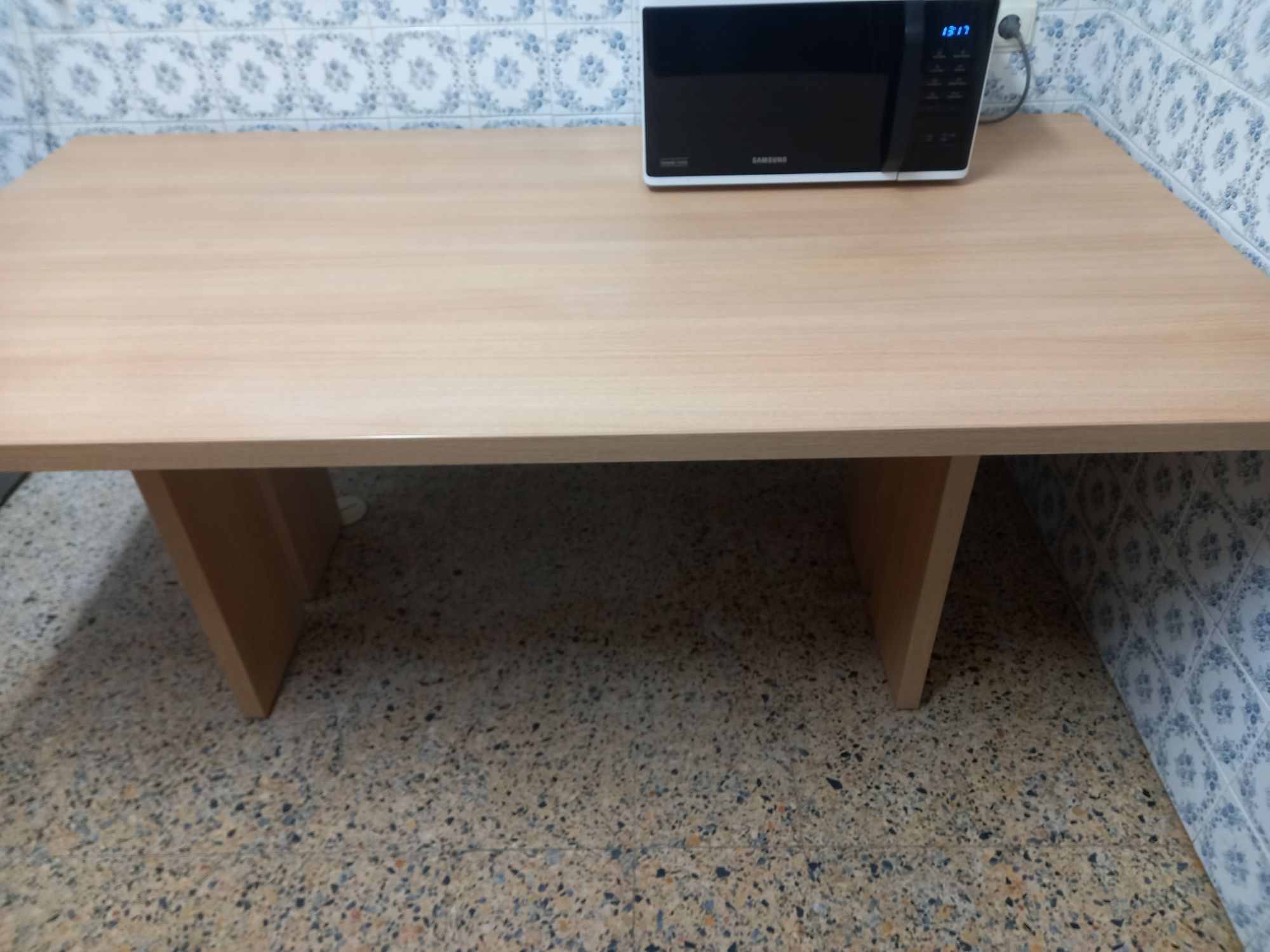 Mesa de sala C 1,81 x L 95 x A 74 Medidas Metros