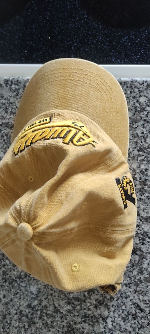 Vendo  boné novo cores amarelo castanho e preto