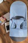 Leżak bujaczek bliss mesh babybjorn baby bjorn niebieski zabawka torba