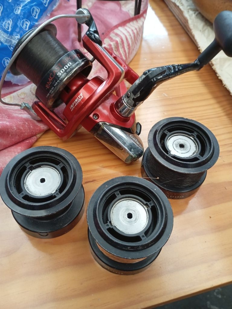 Surfcasting Bobines daiwa emcast 5000 + carreto