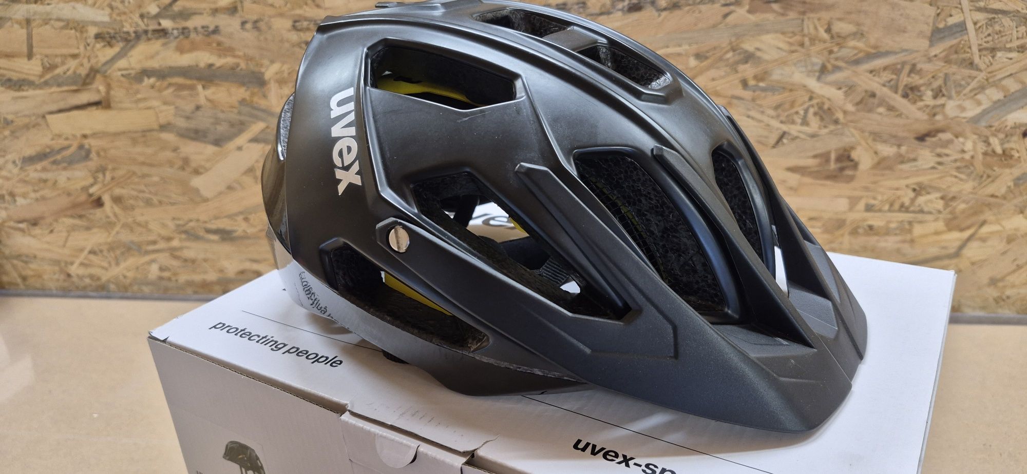 Kask Uvex Quatro cc Mips. Kolor Black matt.
