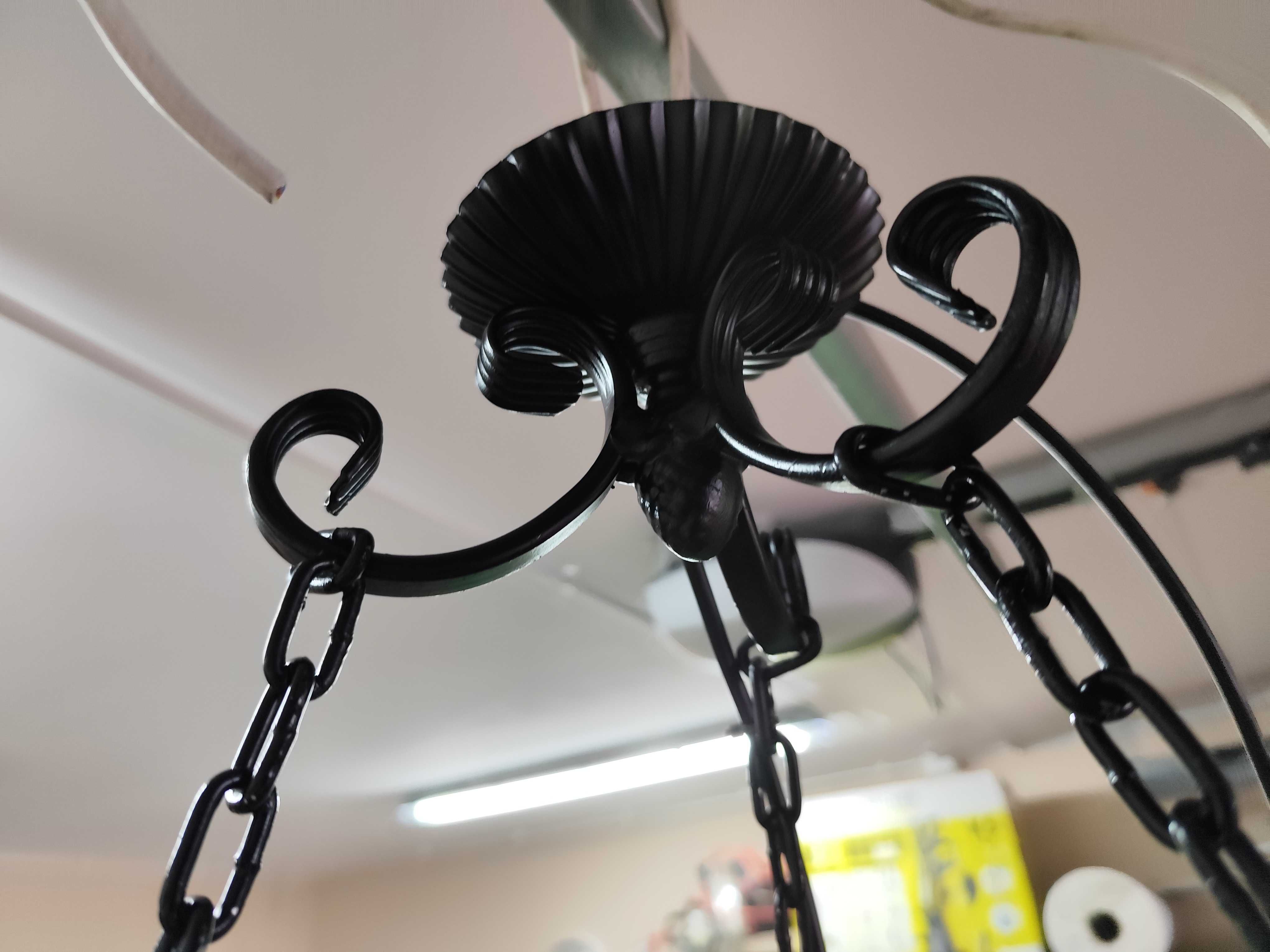Loftowa lampa z koła drewnianego