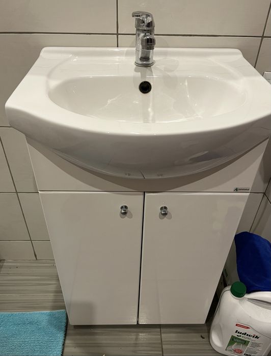 Umywalka z szafką i baterią