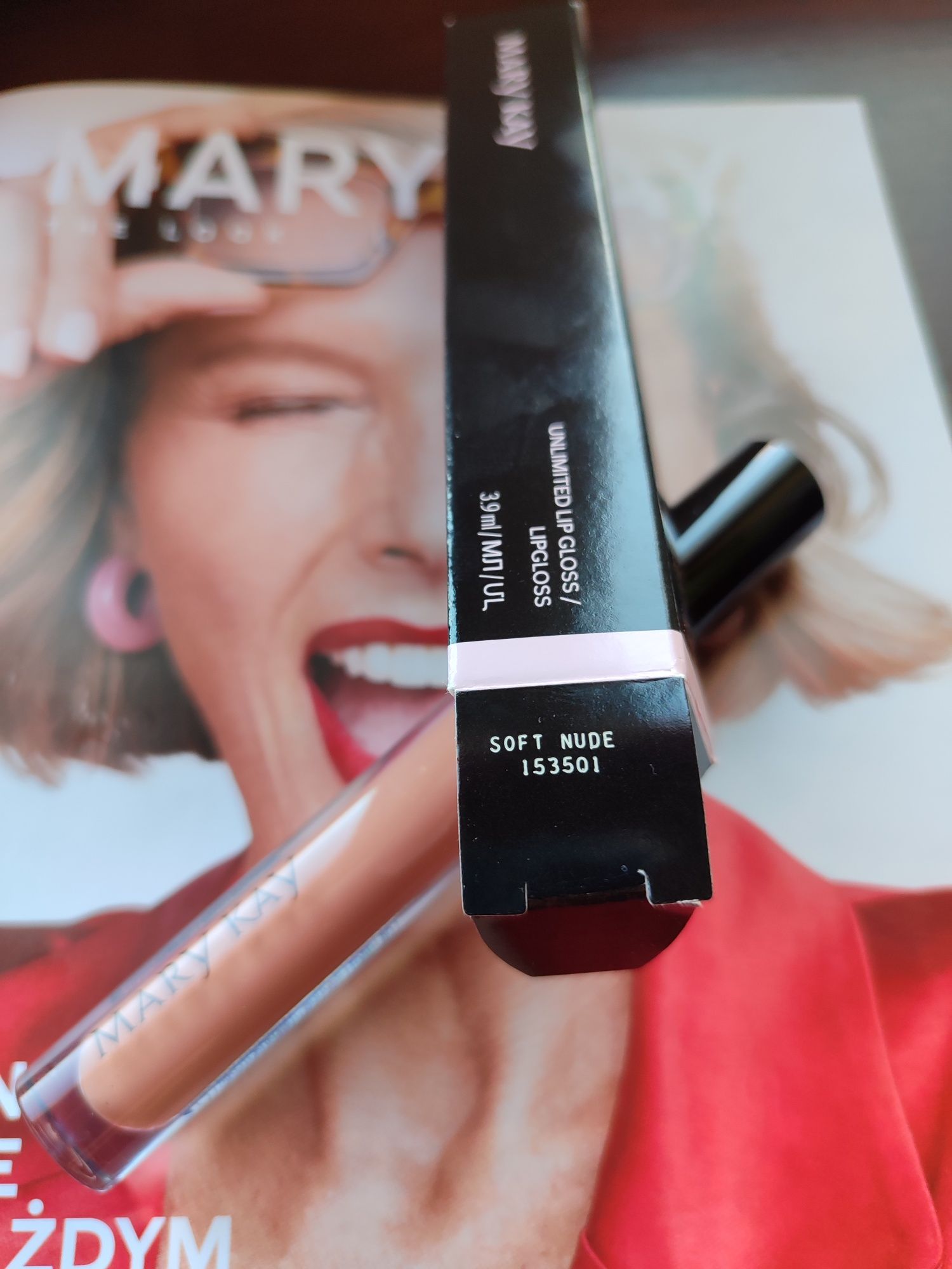 Nawilżający UltraBłyszczyk UNLIMIDET kolor-Soft Nude. Mary Kay