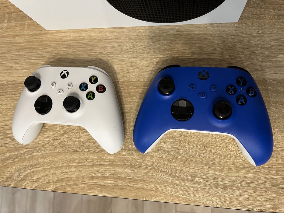 Xbox series S (2 джойстики + 2 акумулятори)